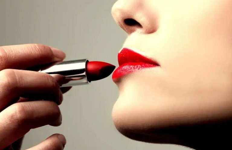 ۷ ترفند ساده برای افزایش دوام رژلب