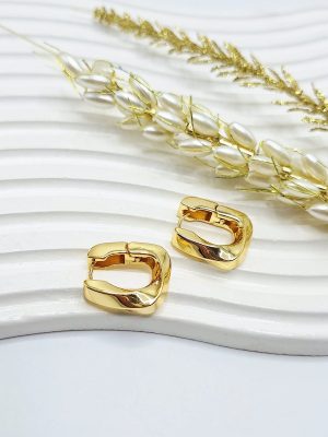 گوشواره میخی طرح مکعبی رنگ طلایی