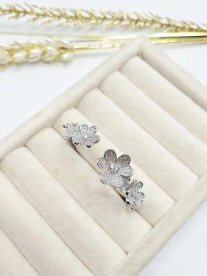 بنگل طرح گل جواهری رنگ نقره ای استیل