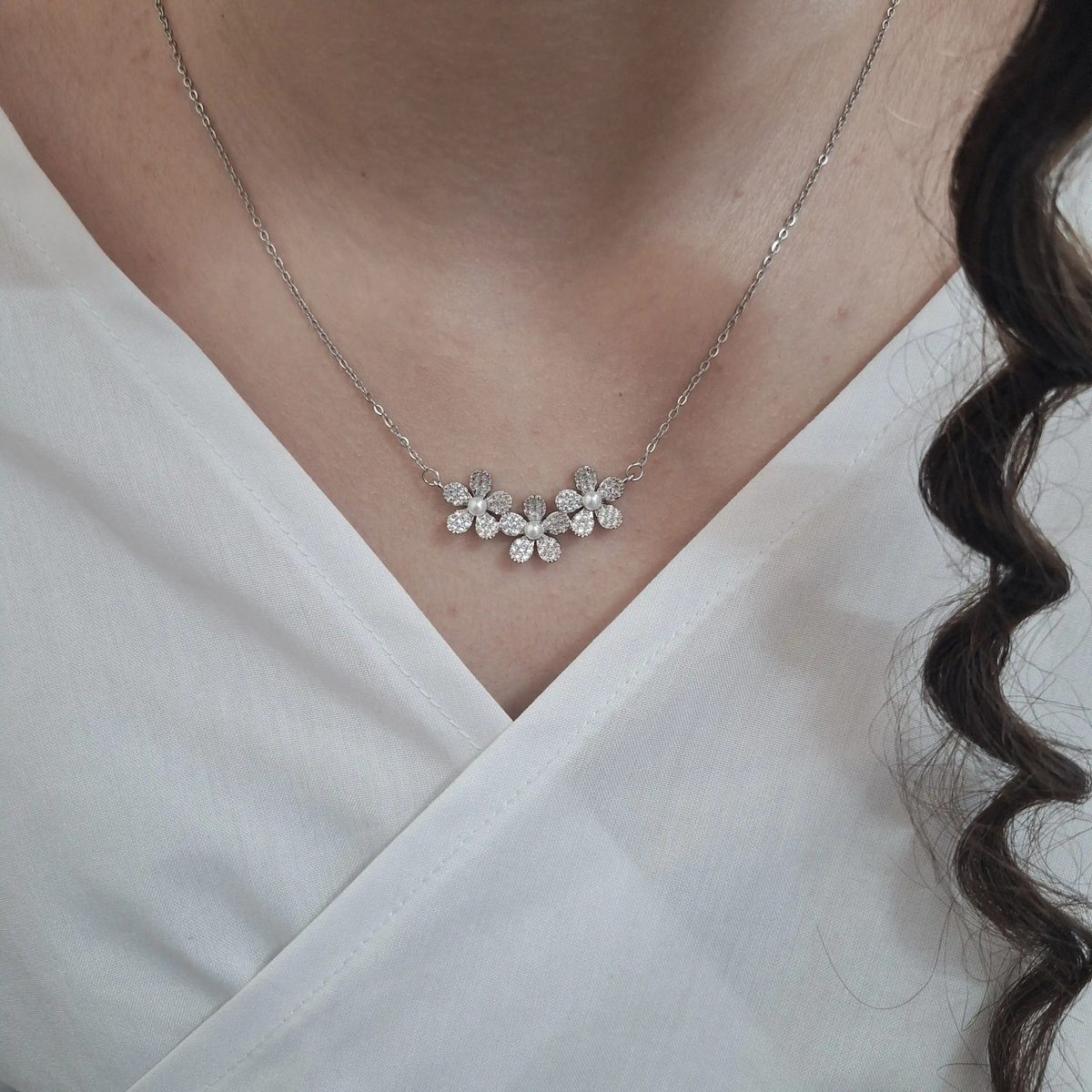 گردنبند سه گل رنگ نقره ای