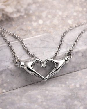 گردنبند زنانه و مردانه قلبی طرح دست کد 6457